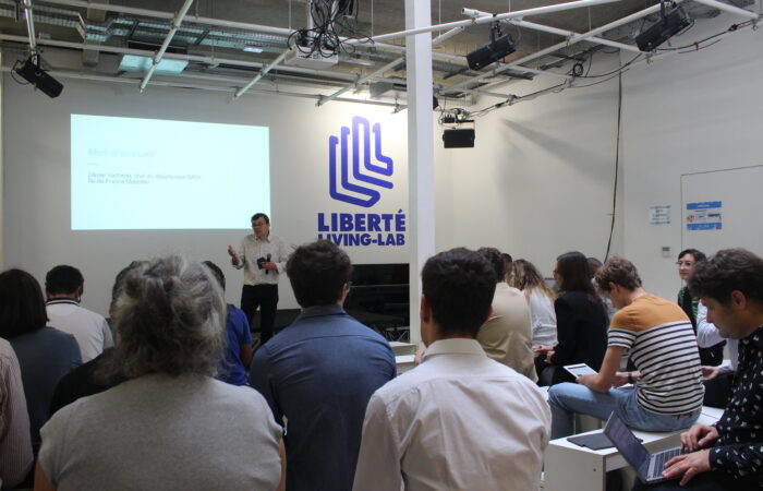 Ouverture du hackathon au Liberté Living Lab avec le mot d’accueil d’Olivier Vacheret, responsable du département data d’IDFM
