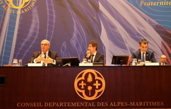 Photo de la tribune de la présidence de la Commission