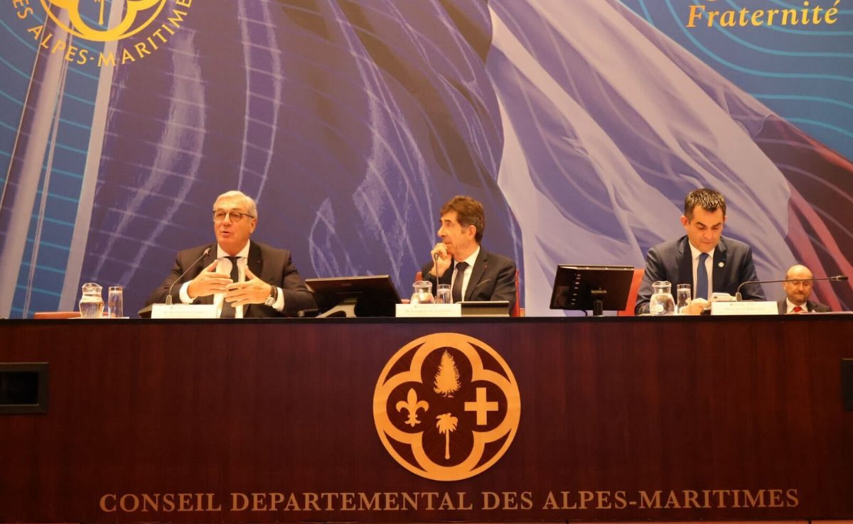 Photo de la tribune de la présidence de la Commission